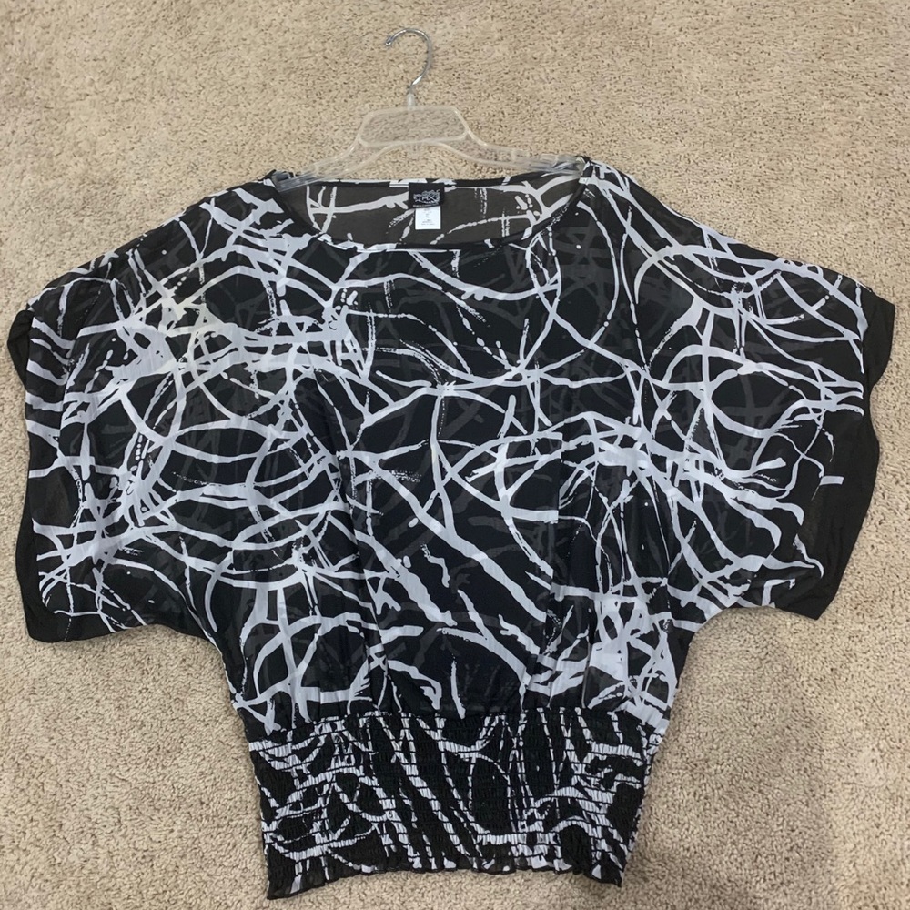 T.J. MAXX. XL  B&W pattern short sleeve shirt
